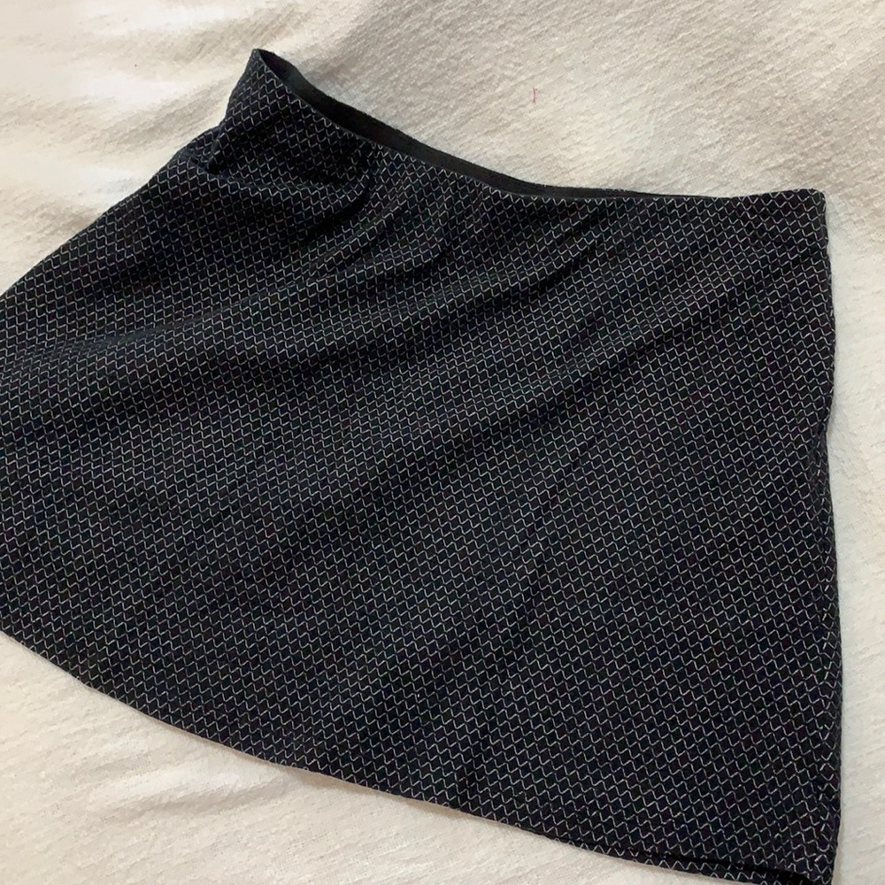Black pattern LOFT skirt- like new!